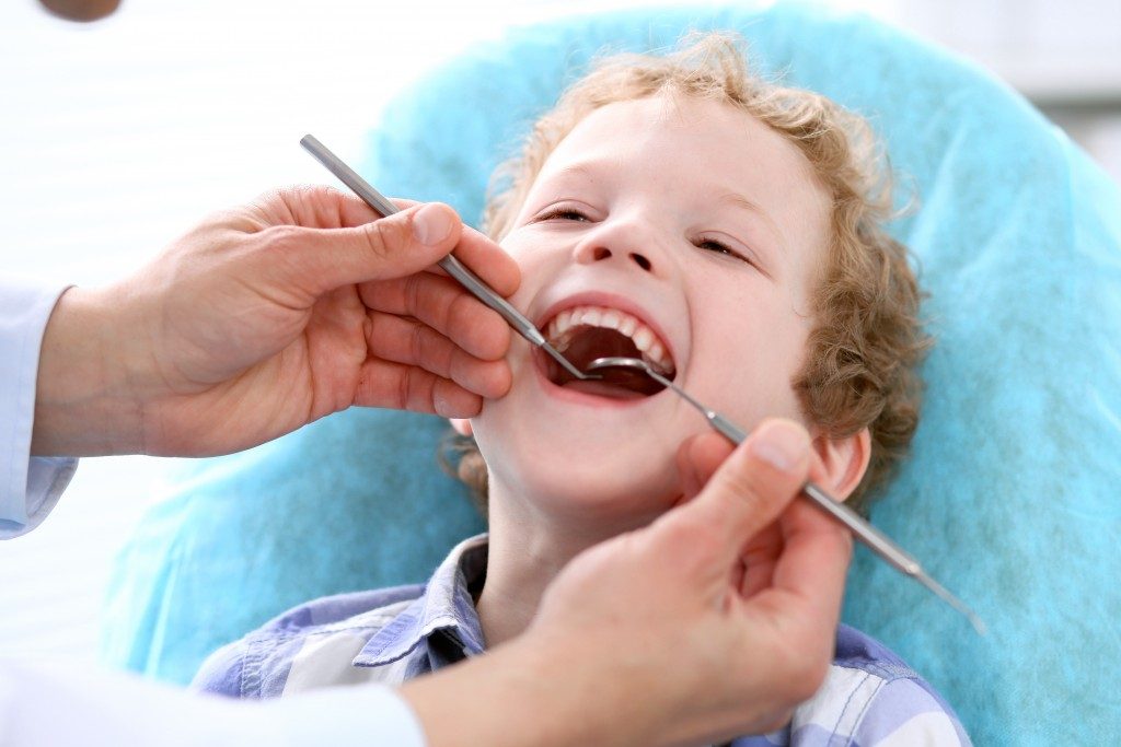 Dentist checking child's teeth