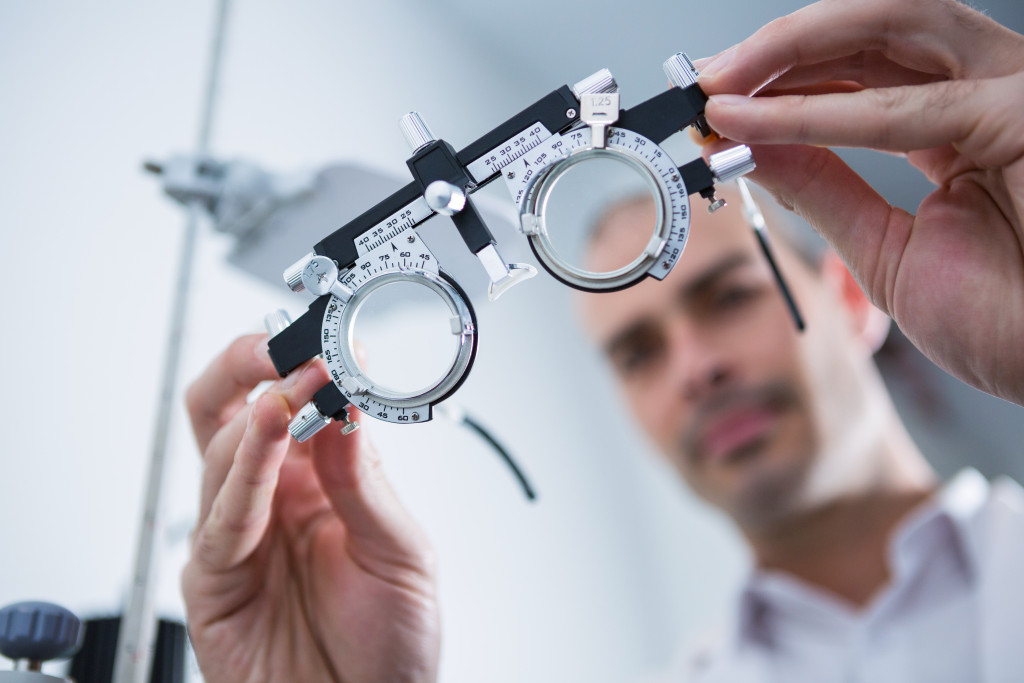 optometrist holding mesbrille eye checkup