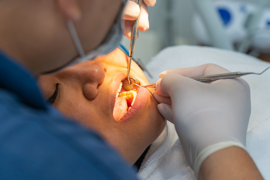 operating dentist